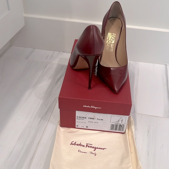 SALVATORE FERRAGAMO super flattering deep red stiletto pumps-EUC - Picture 8 of 8